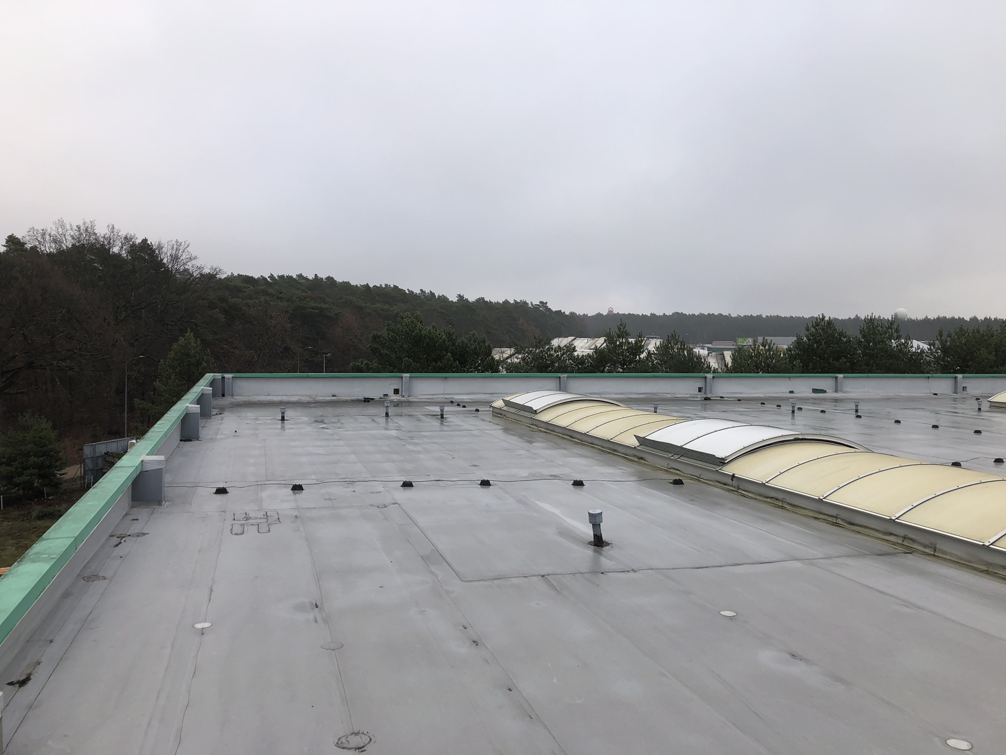 Dach hali przed renowacją - ubytki i przecieki